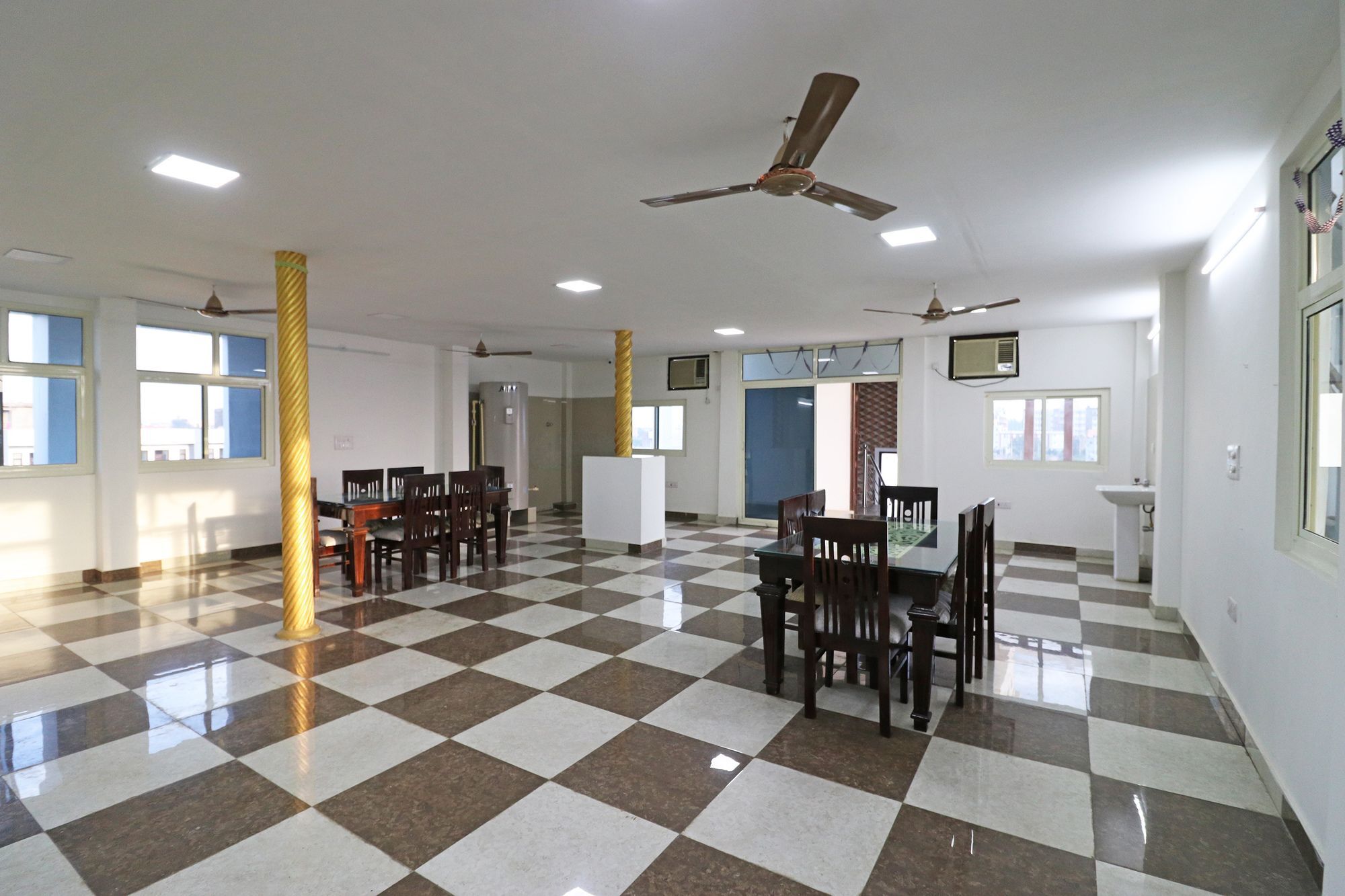 Oyo 10810 Sangvi Palace Велика Нойда Екстер'єр фото