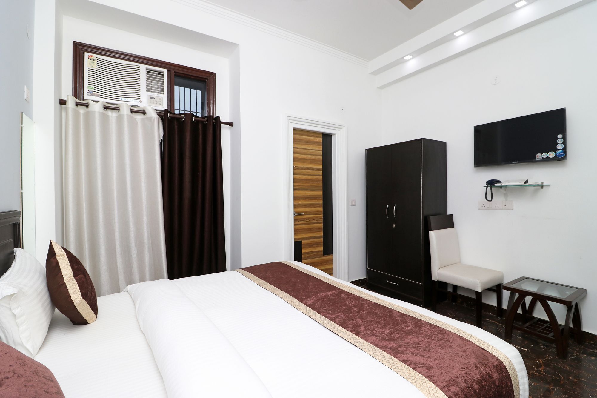 Oyo 10810 Sangvi Palace Велика Нойда Екстер'єр фото